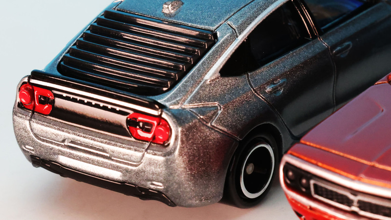 跳ねあがったダックテールもノスタルジー！シビックではサイドに回り込むリアコンビランプの部分はパネルでふさがれているのがわかります