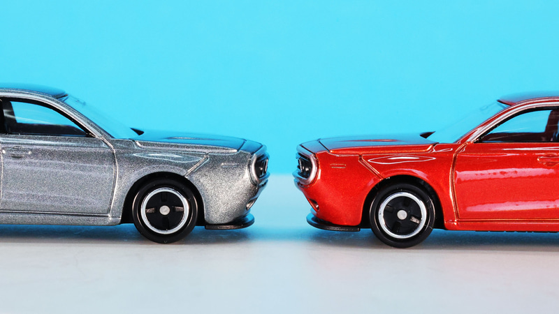 ボンネット上は手で触ってその直線具合を感じてほしい部分です