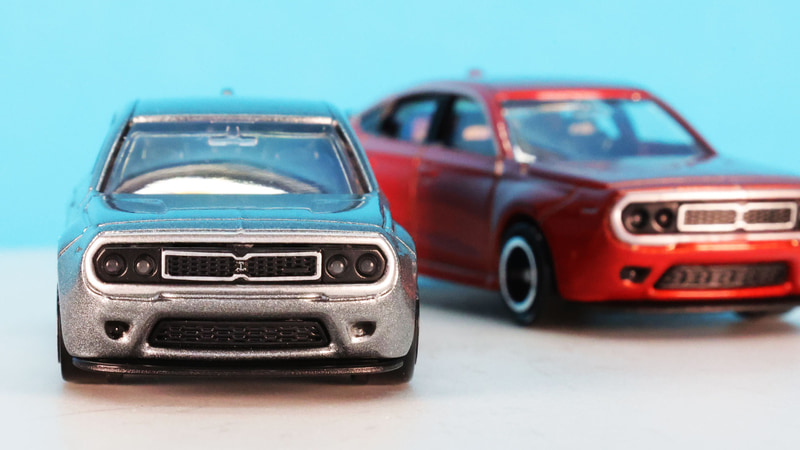 フロントのシャープなグリルのモールディングや細かな塗分け、中央のロゴにも注目！