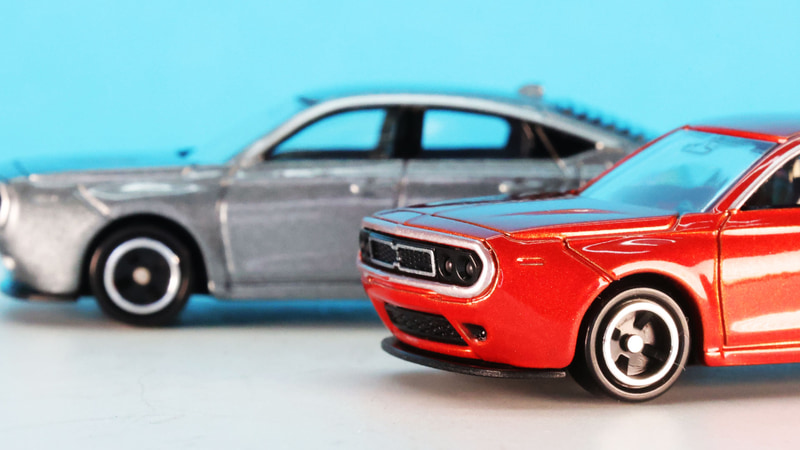 フロント先端の微妙なアールや存在感を目や手で確かめてほしい部分です