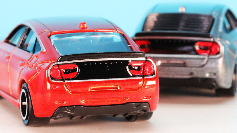 リアには“MITSUOKA”のロゴがプリントされています