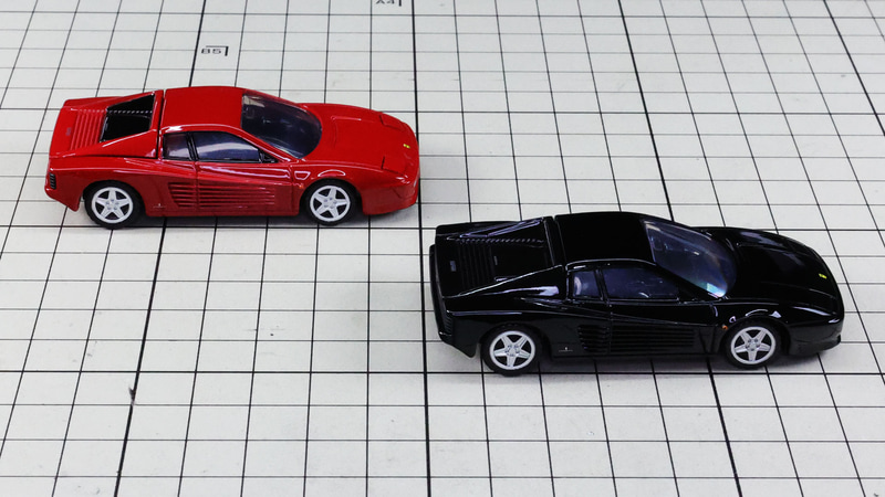 リア：低く、左右にワイドなリアセクション