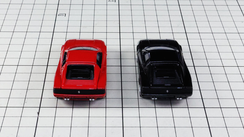 リア：低く、左右にワイドなリアセクション