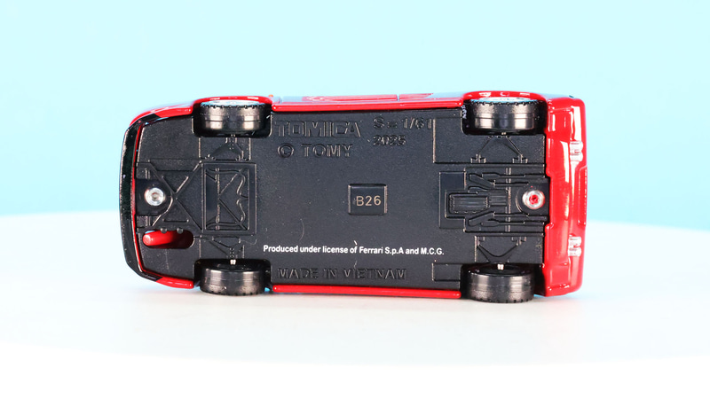 シャーシ：フロントとリアでボディの幅が微妙に異なる部分に注目！