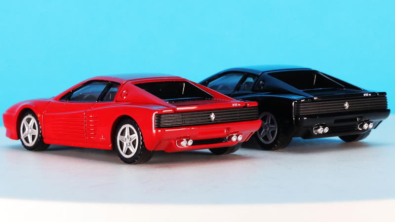 どっしりと低く左右にワイドなリアは1/61スケールで全長約78mmのトミカプレミアムのサイズでもこの存在感！