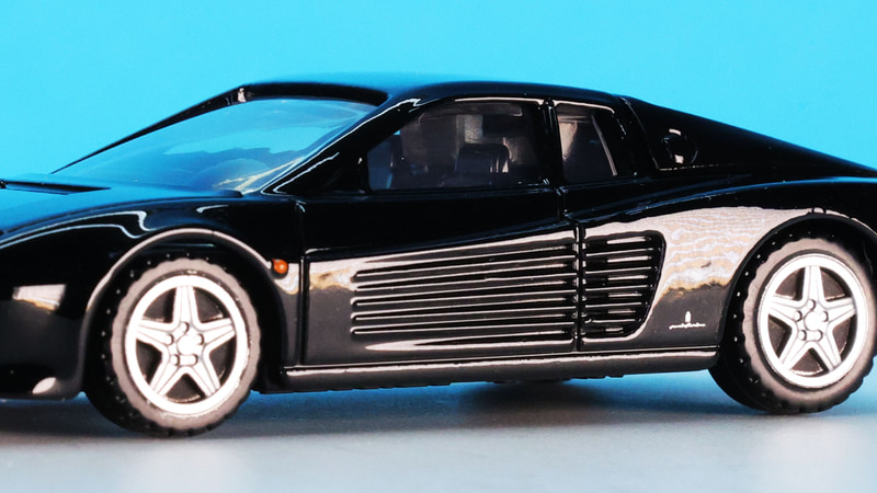 サイドのエアーインテークに導くためのフィンがとてもシャープです