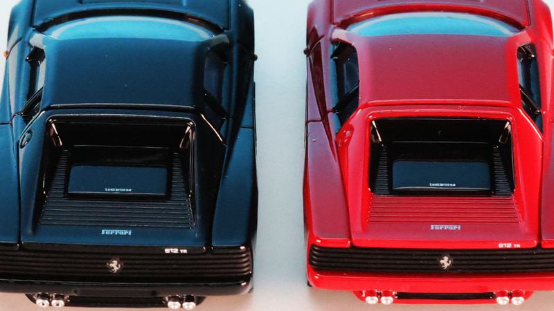 エンジンフードには“testarossa”“FERRARI”“512TR”がプリントされています