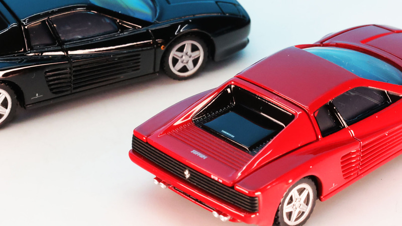 512TRでのエンジンフードはブラックとなります。テスタロッサではボディ同色でした