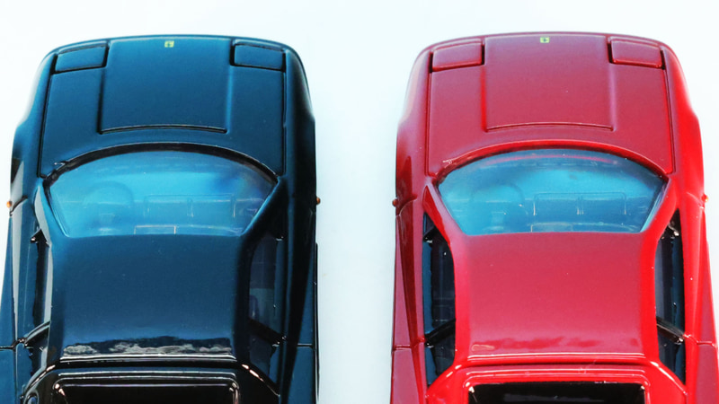 寝かせるために広くとられたフロントウインドウは真上から車内がよく見えます