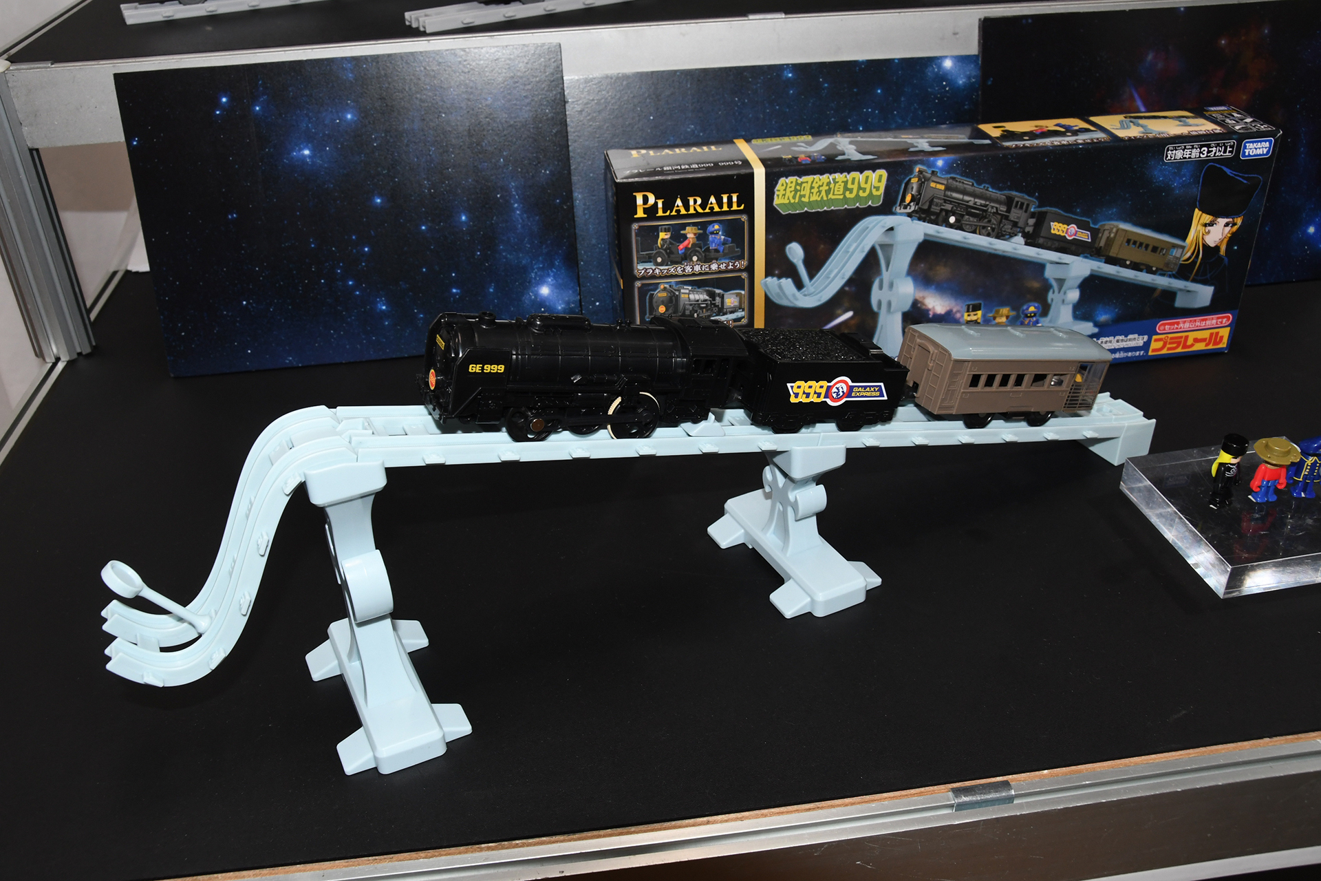 タカラトミーの「プラレール 銀河鉄道999 999号」は、『銀河鉄道999』の序盤のクライマックスと言える、途切れた線路を登り中に駆け上がる寸前の999を表現
