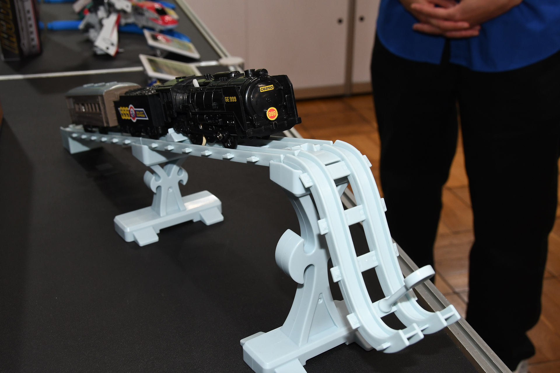 宇宙を進んでいく999ならではの途中で途切れたレールとそこを駆け上っていく蒸気機関車