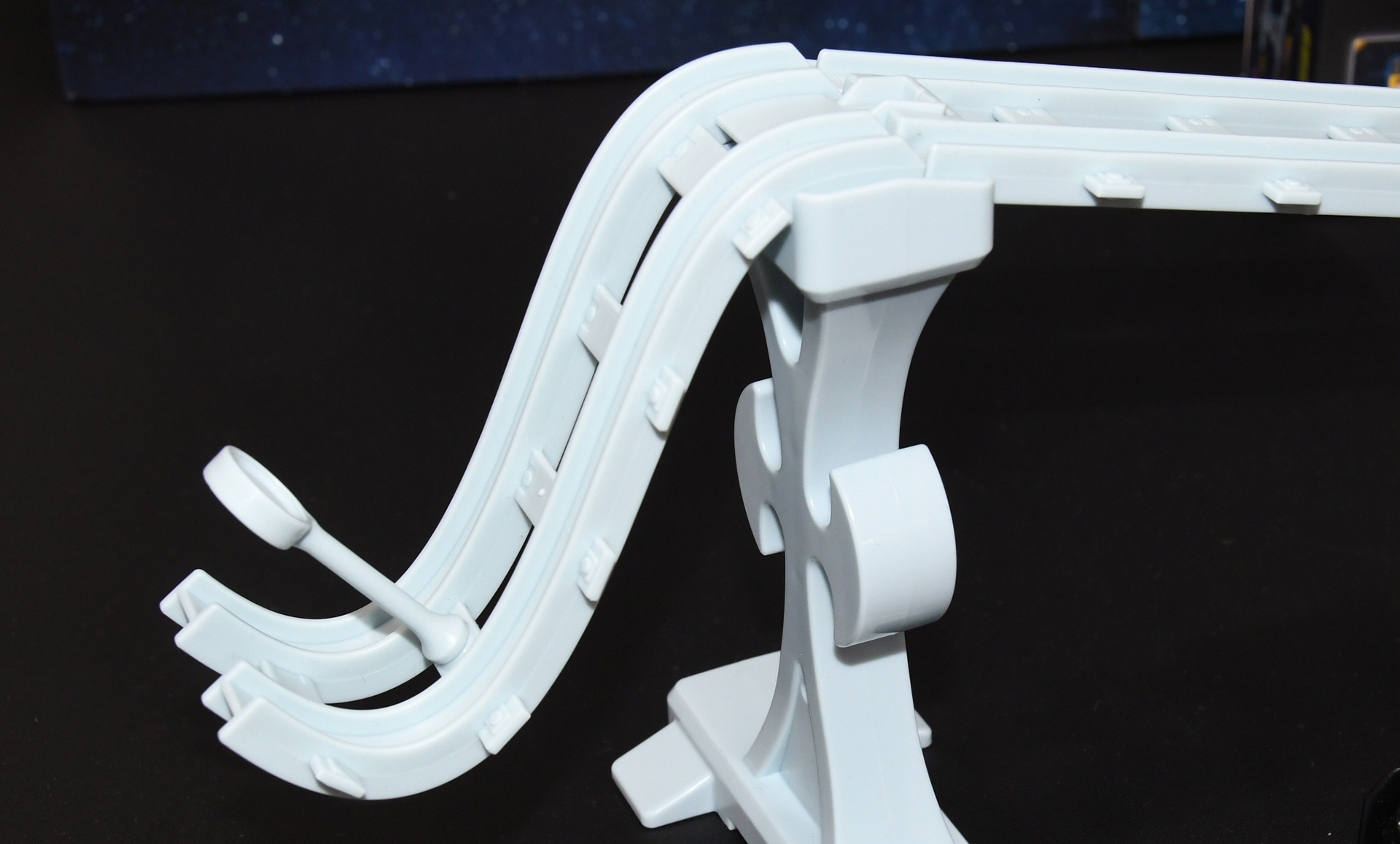 線路の先が丸まっており、なぜか標識がある、ここに「松本ロマン」が詰まっている