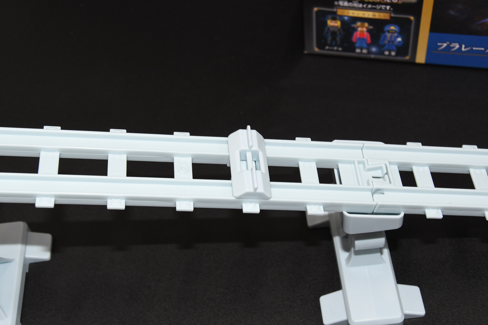 線路にストッパーを設定可能で、999を固定できる。「飾って楽しめるプラレール」なのだ