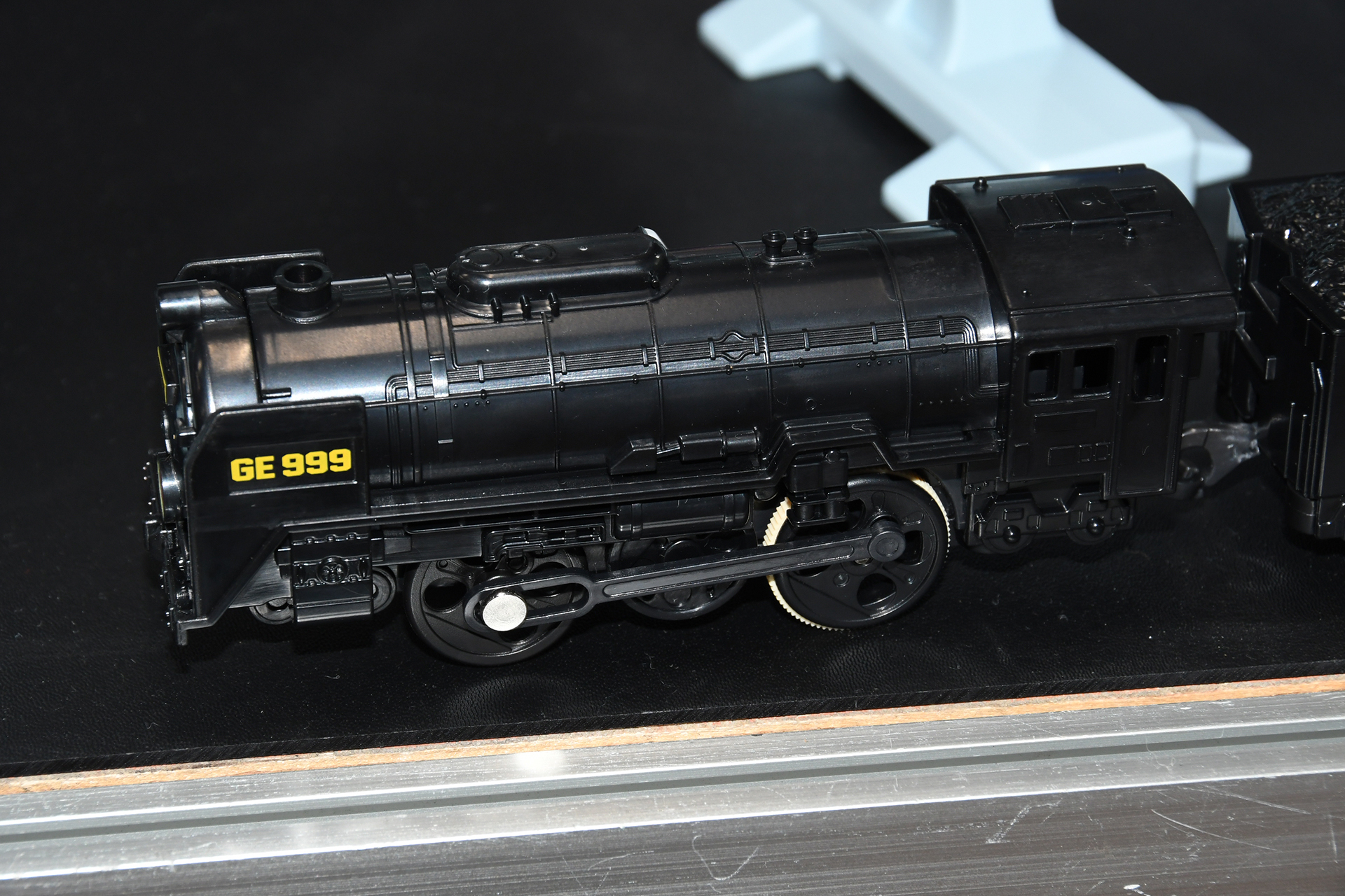 蒸気機関車C62の姿をした999号。プラレールの車両は前後を縮めたデフォルメがされるが、本商品は劇中に近いバランス。ディテール表現も細かい