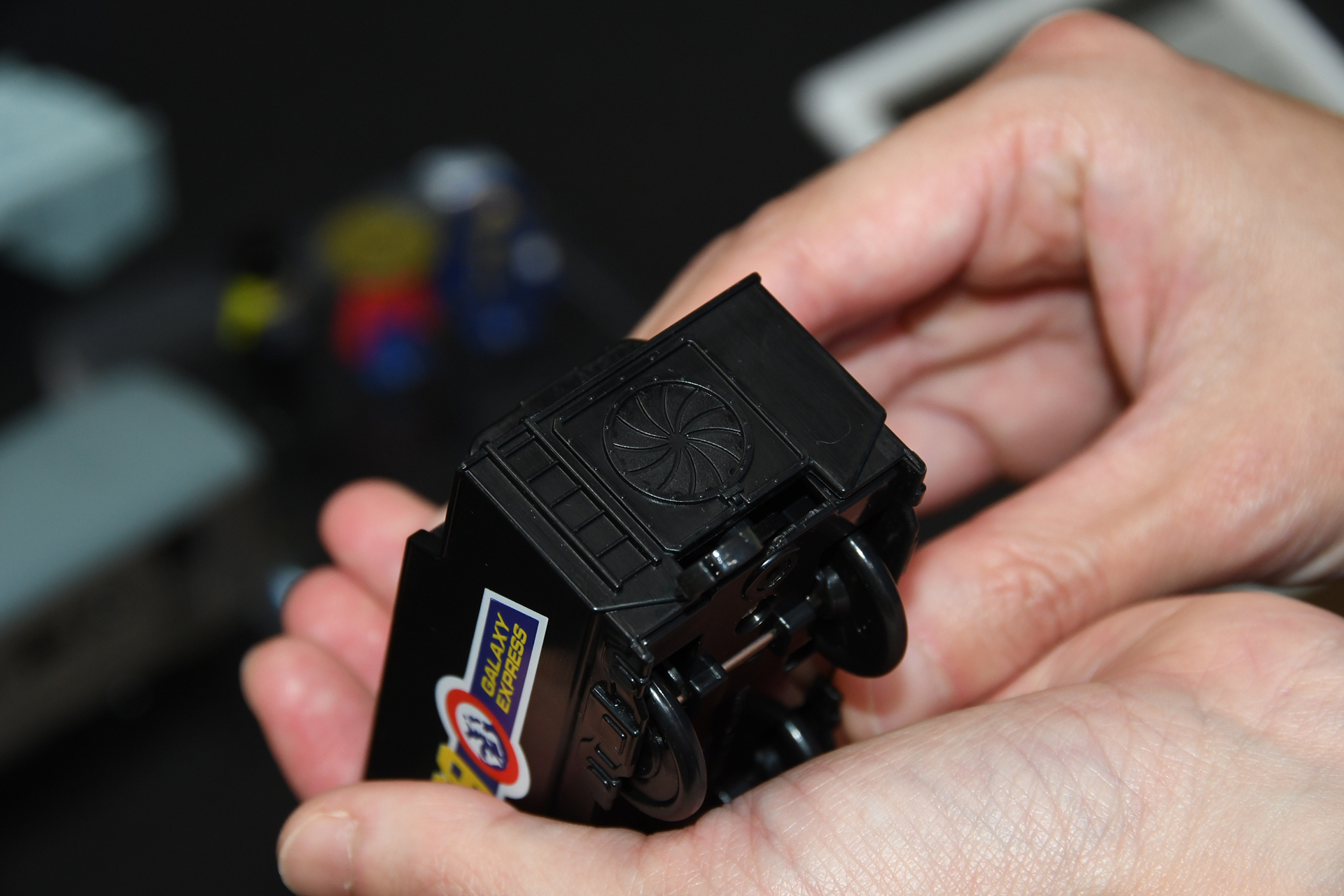 給炭車の後ろのシャッター状の扉は開発者のこだわりだ