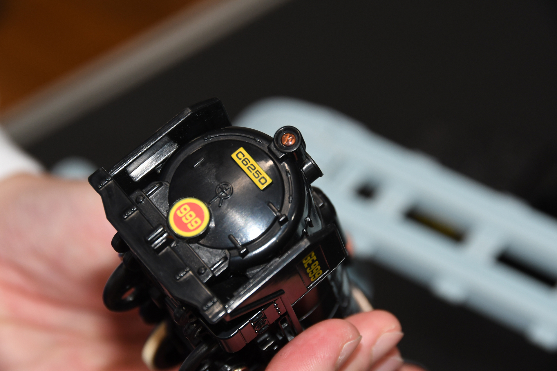 スイッチを入れると走行と共にヘッドランプ点灯。開発者がアニメのオープニングの演出が印象に残っており、ぜひ表現したかったとのこと