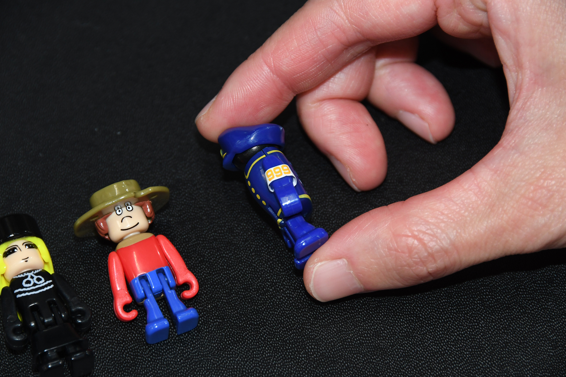 何度もずり落ちてしまう車掌の腕章は紙で表現。ユーザーが取り付けるパーツだ