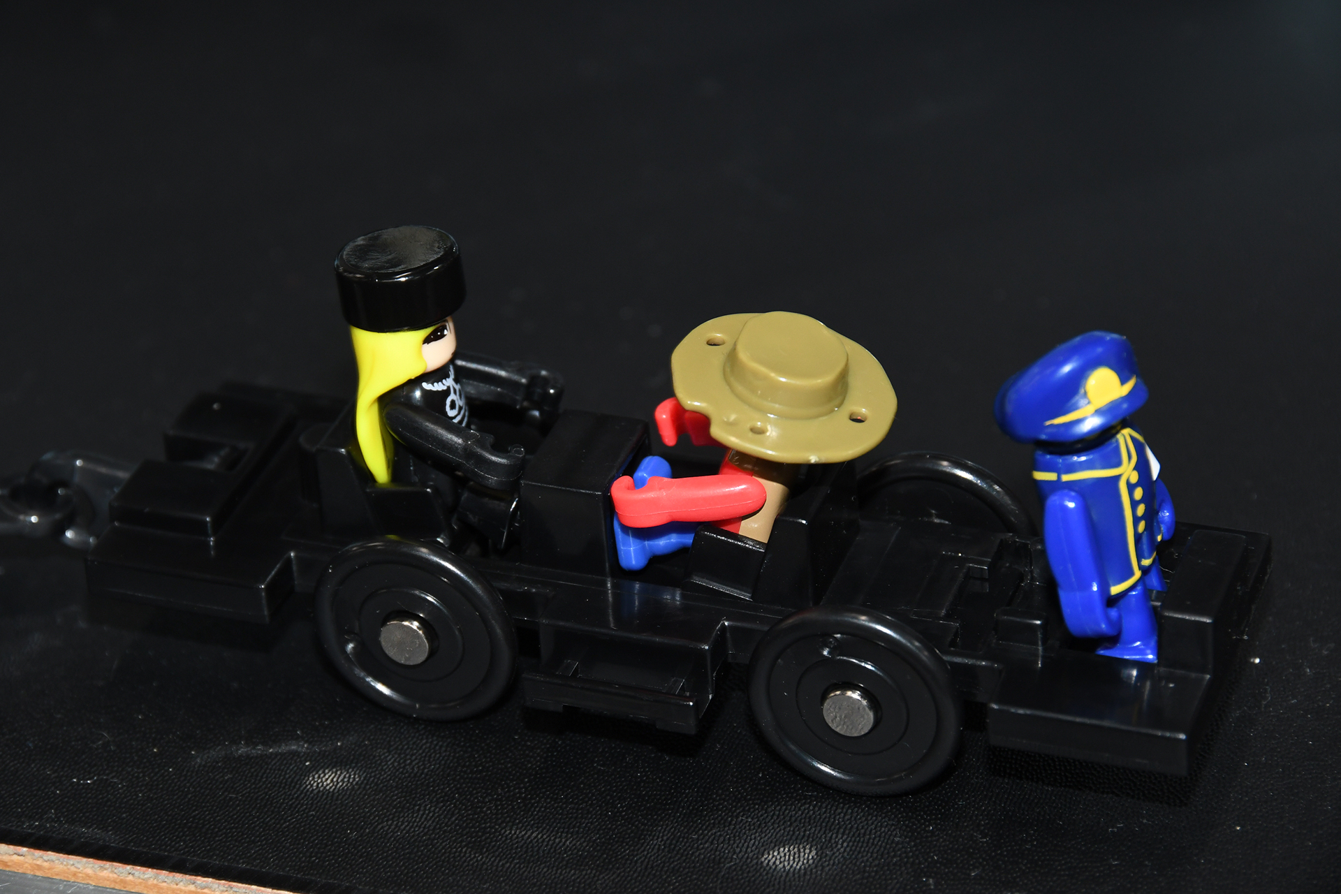 客車内部。メーテルと鉄郎が向かい合わせに座る。原作を知っている人ならぐっとくる配置だ