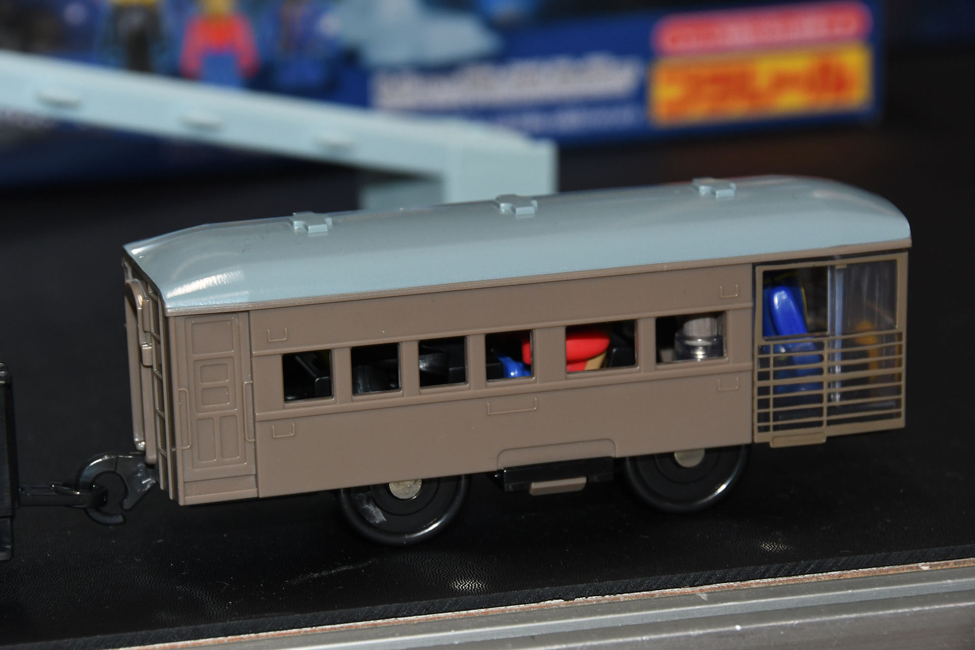 客車内部に2人がいるのが見える