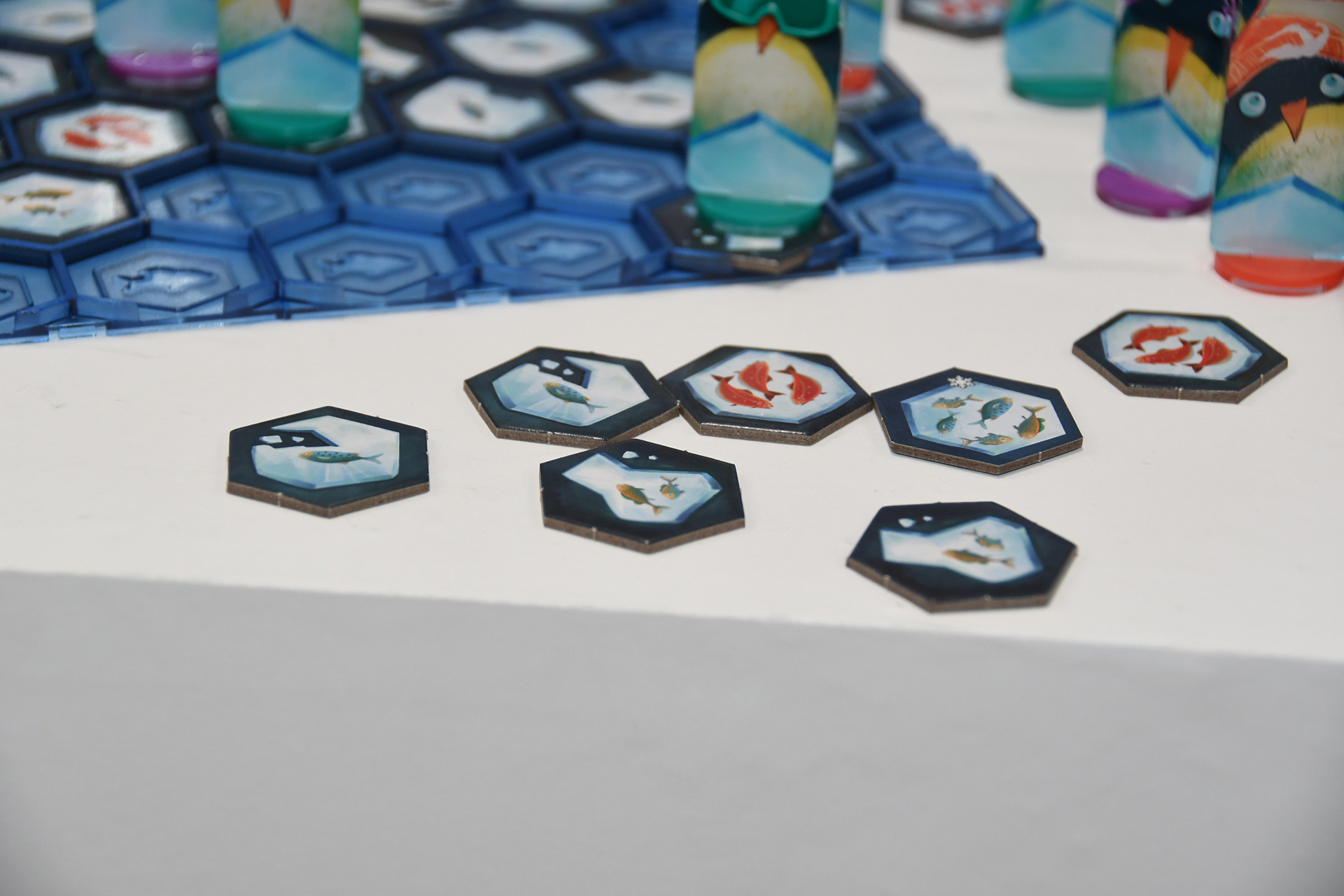 魚が閉じ込められた氷タイル。一番多くの魚を集めたプレーヤーの勝ちだ