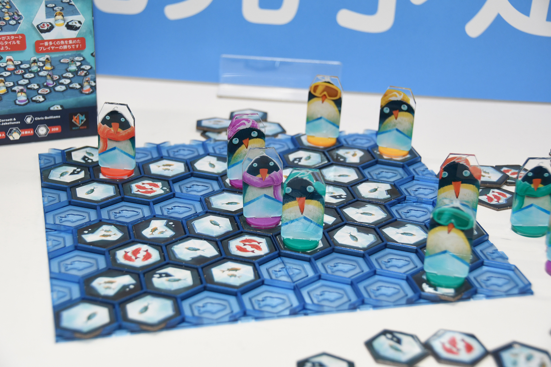 ペンギンは氷タイルの端か他のペンギンにぶつかるまで止まれない