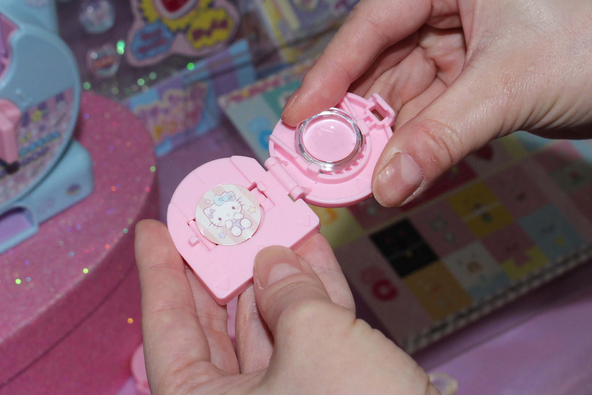 絵柄と粘着面のあるシールパーツ（左）と、膨らんだ立体部分のドロップパーツ（右）をガイドプレートにセットする