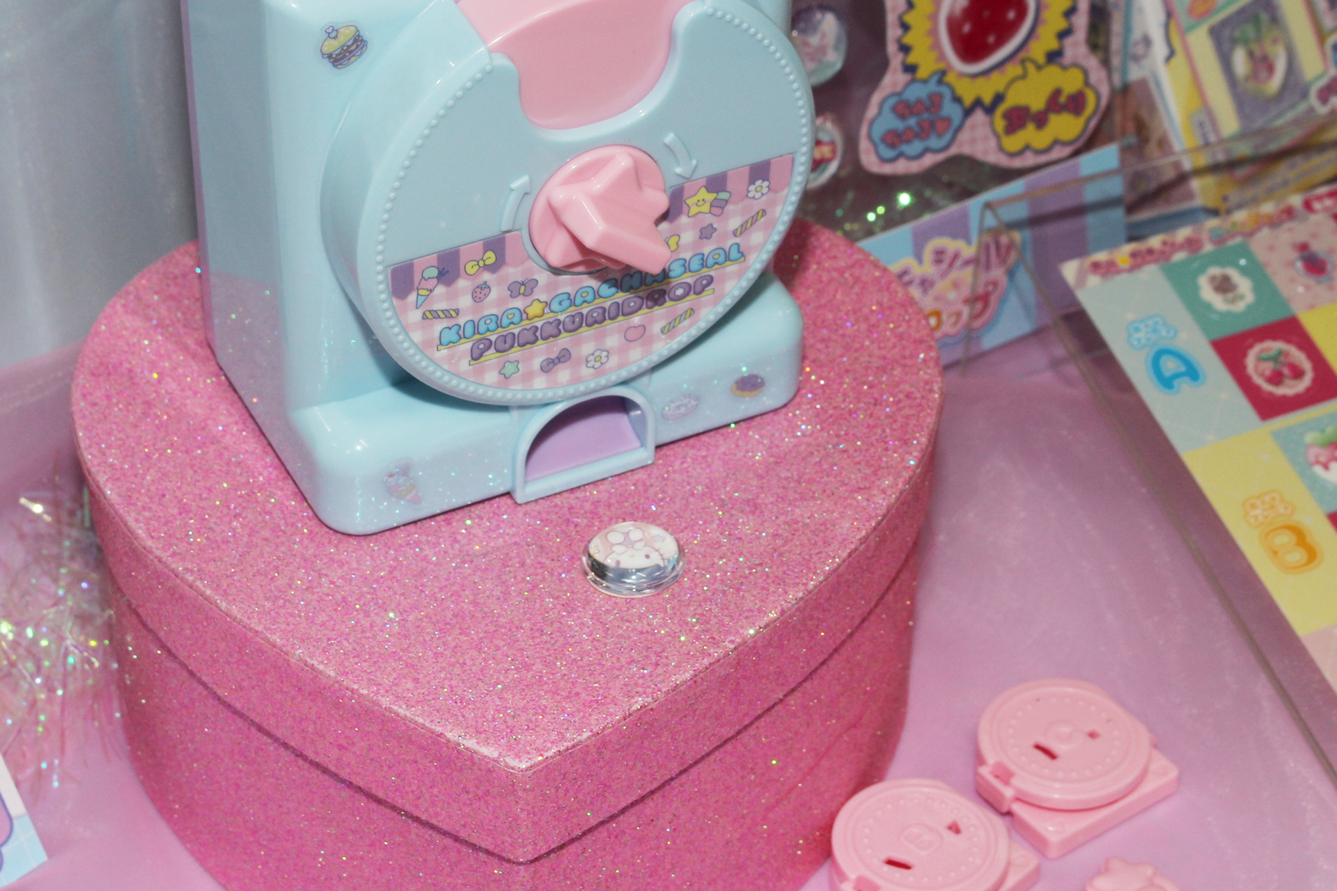 下の出口から完成したシールが出てくる