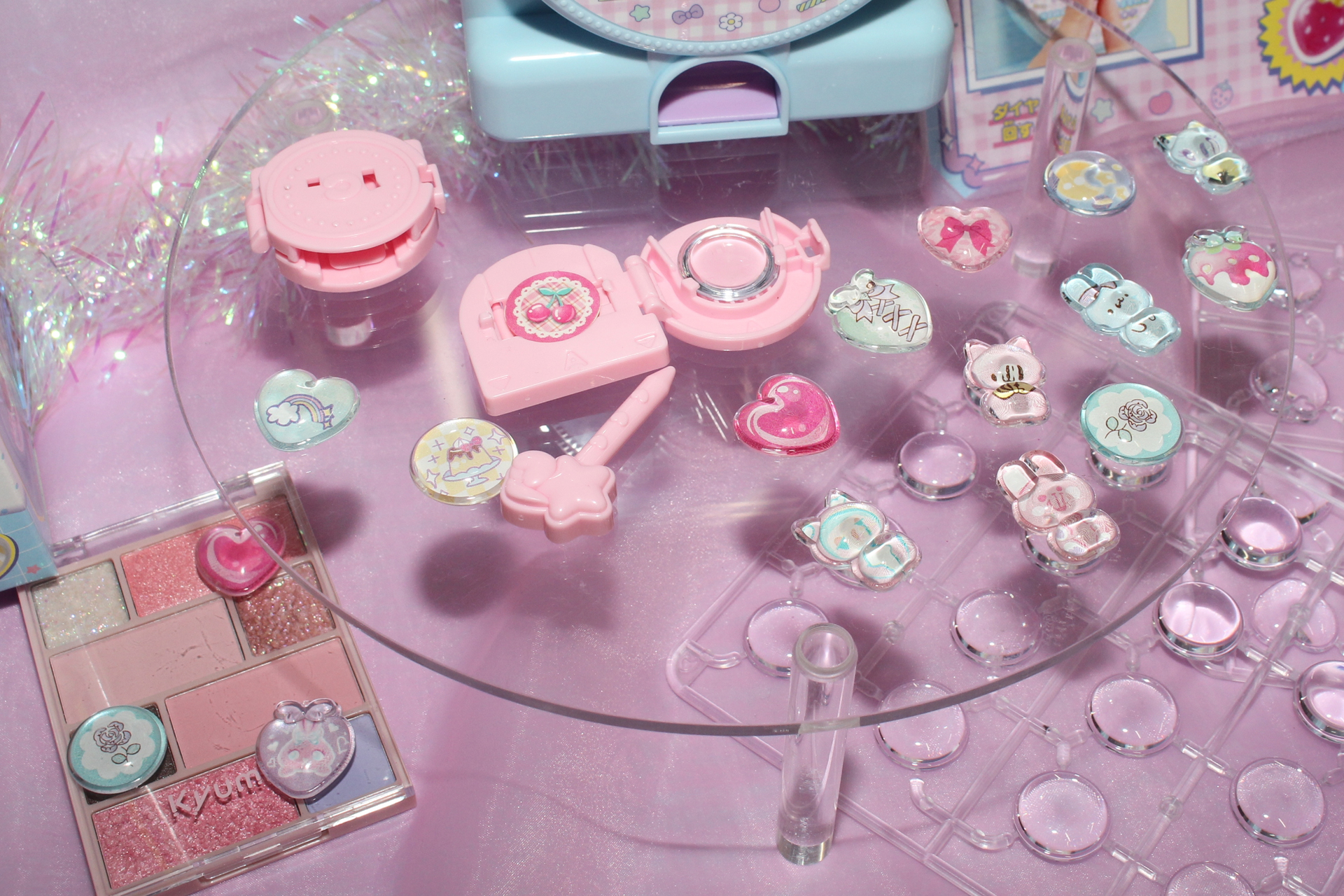 完成したシール。光沢のある滑らかな表面の立体シールだ