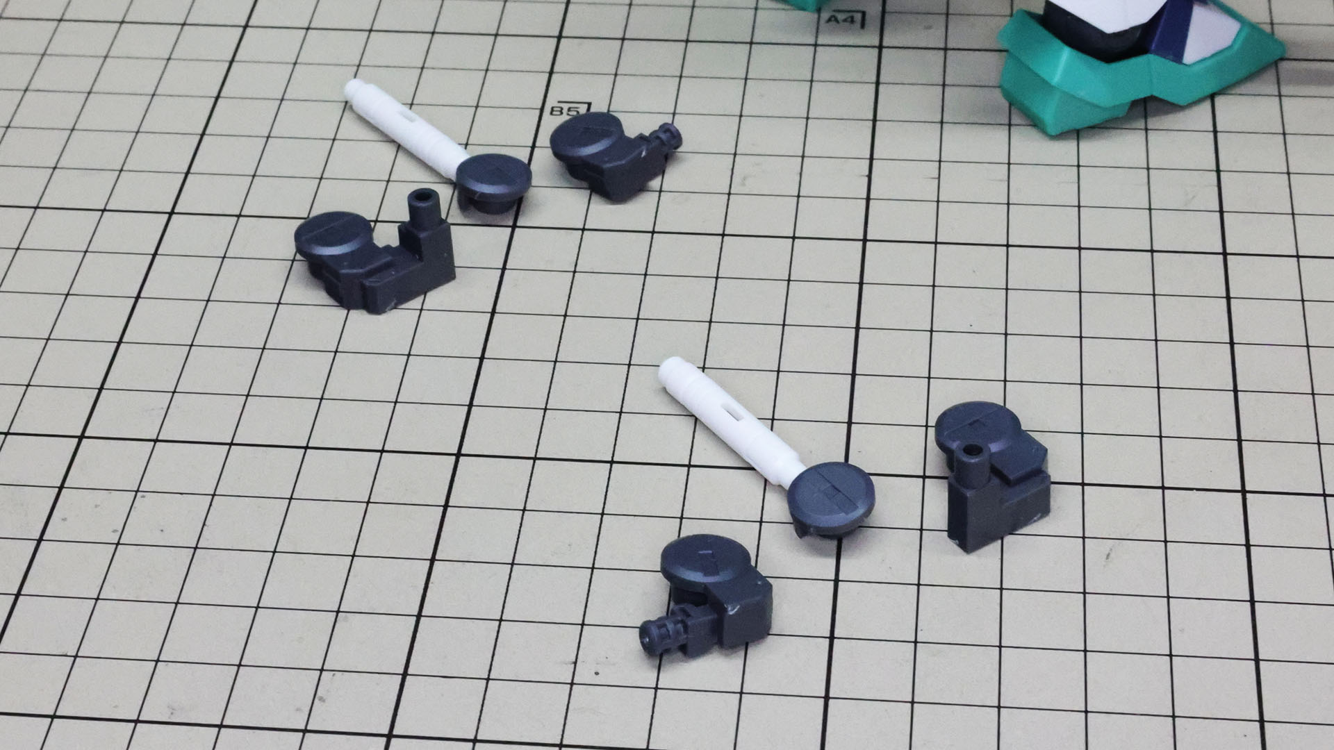 両肩にあるビーム・サーベルの角度を変更するための組み換えを行います