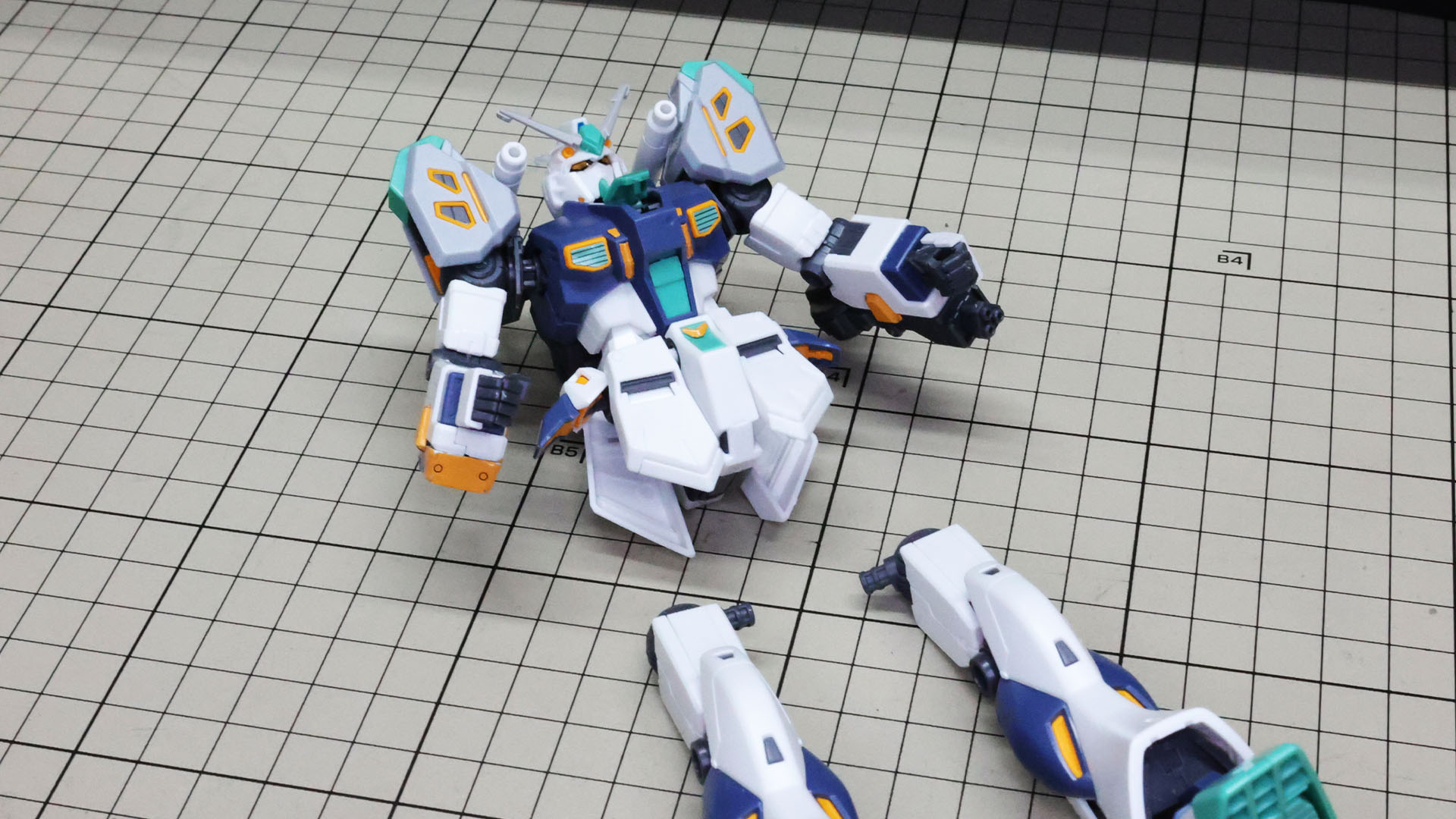 肩アーマーを跳ね上げ、脚部を外します