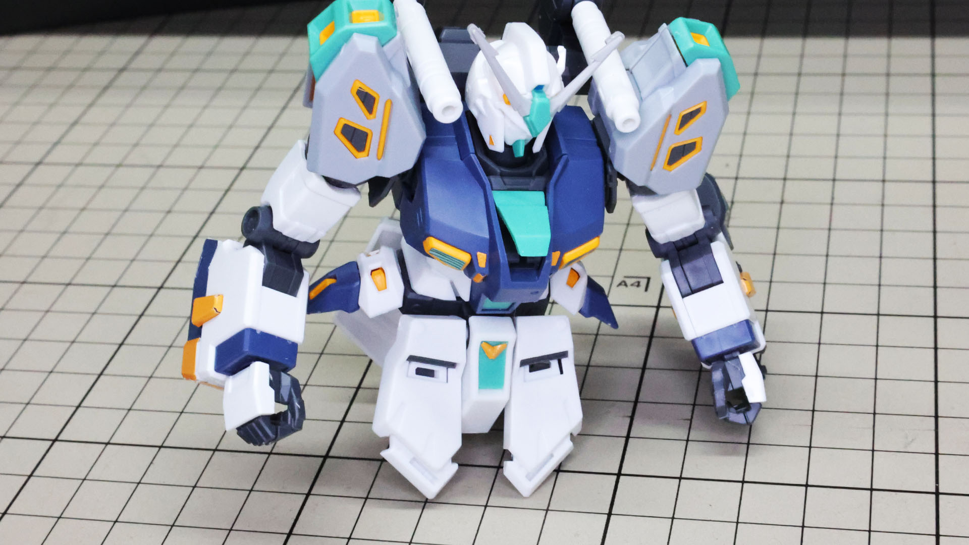 コックピットハッチ上部のパネル、腰部のフロントアーマーを展開します