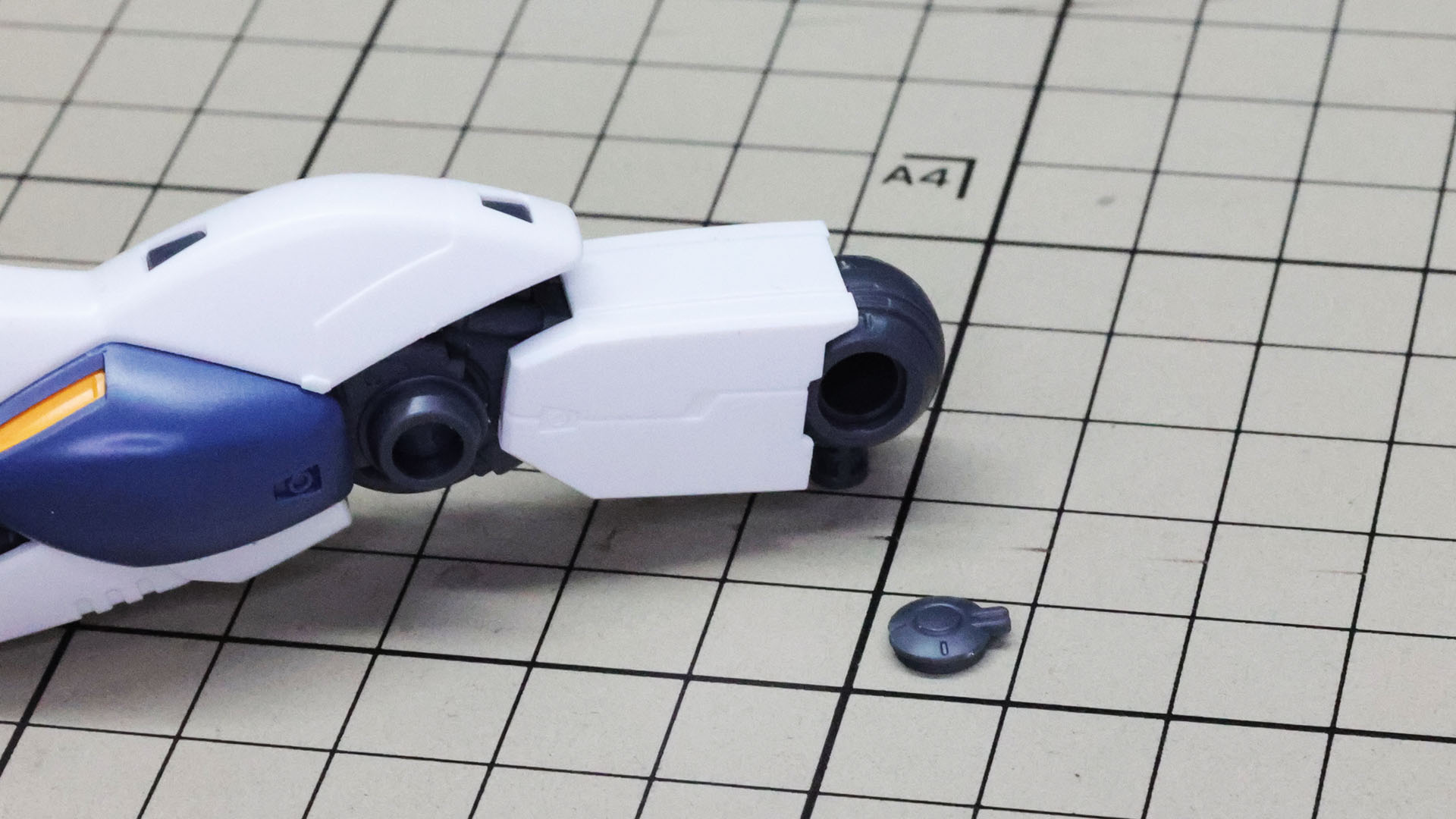 脚部の股関節部を回転させ、専用の軸穴を露出させます