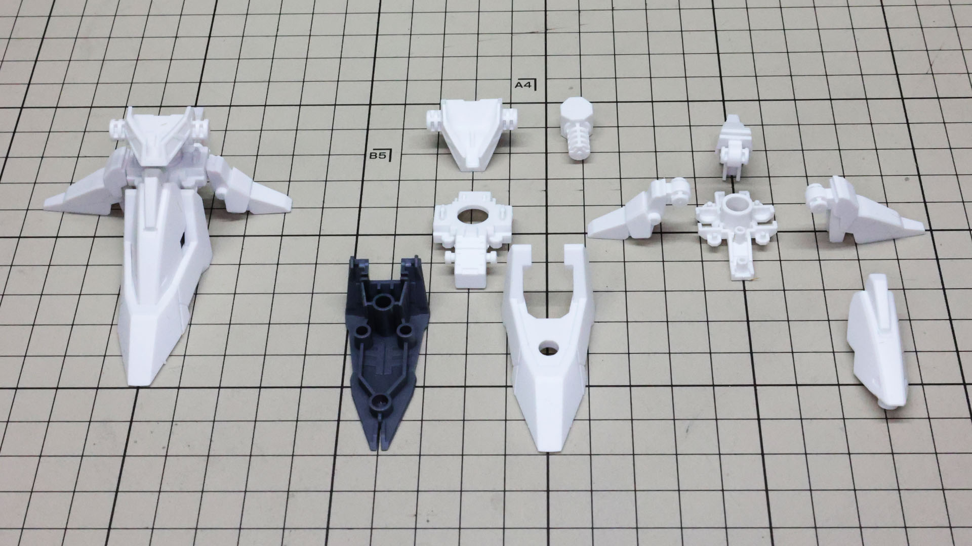 脚というよりランディングギアというほうが正しく見えるソールを組んでいきます