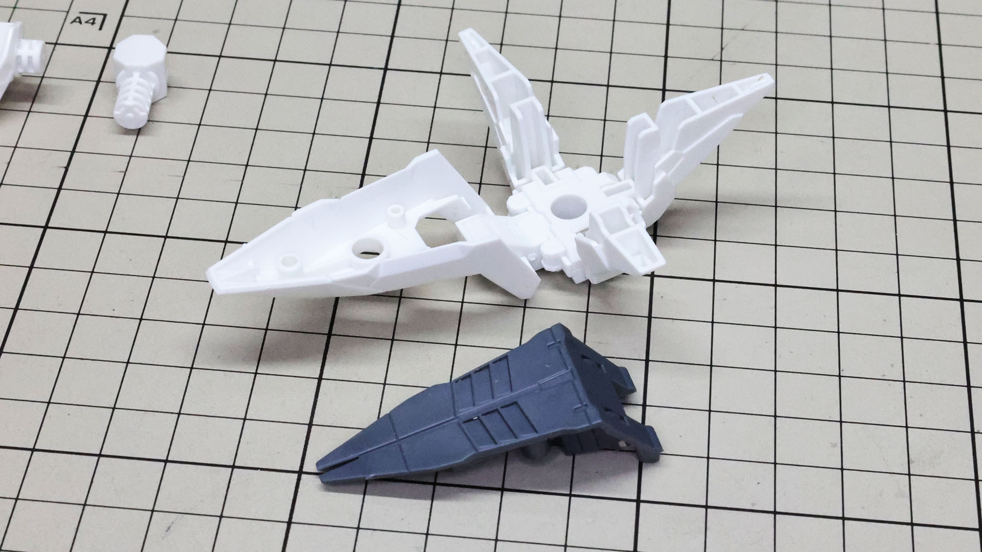 つま先にあたる部分にはメカフレームを取り付けます