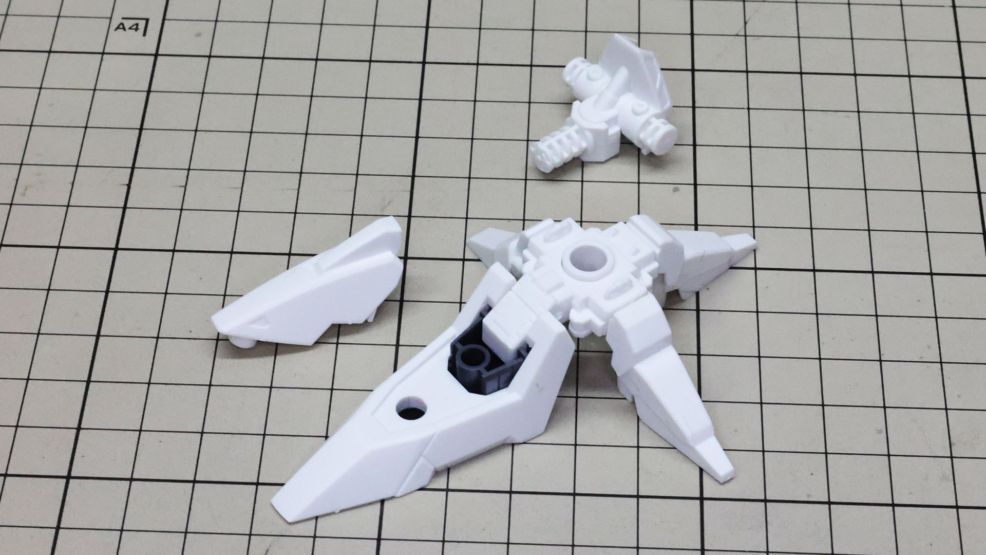 甲の部分、くるぶしにあたる関節を取り付けます