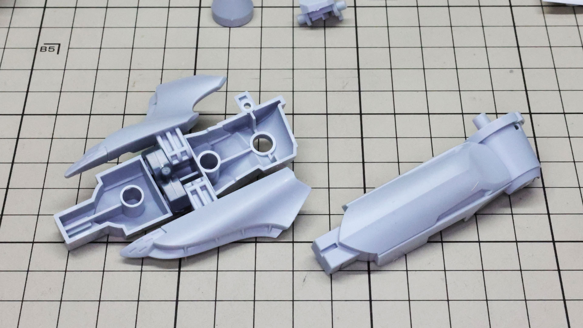 この推進機には左右に可動する装甲が取り付けられます