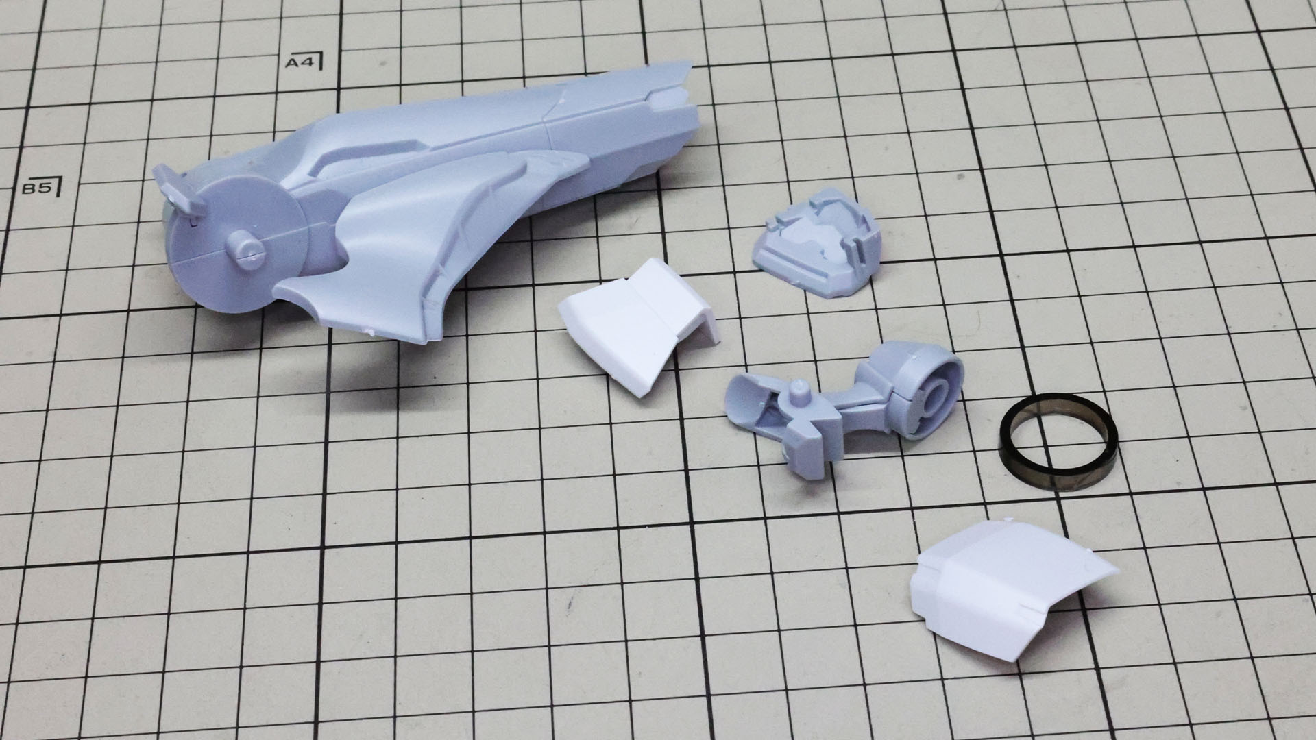 後に推進機は集合するのですが、その接続部を組んでいきます。それぞれにクリアーパーツのリングが存在します