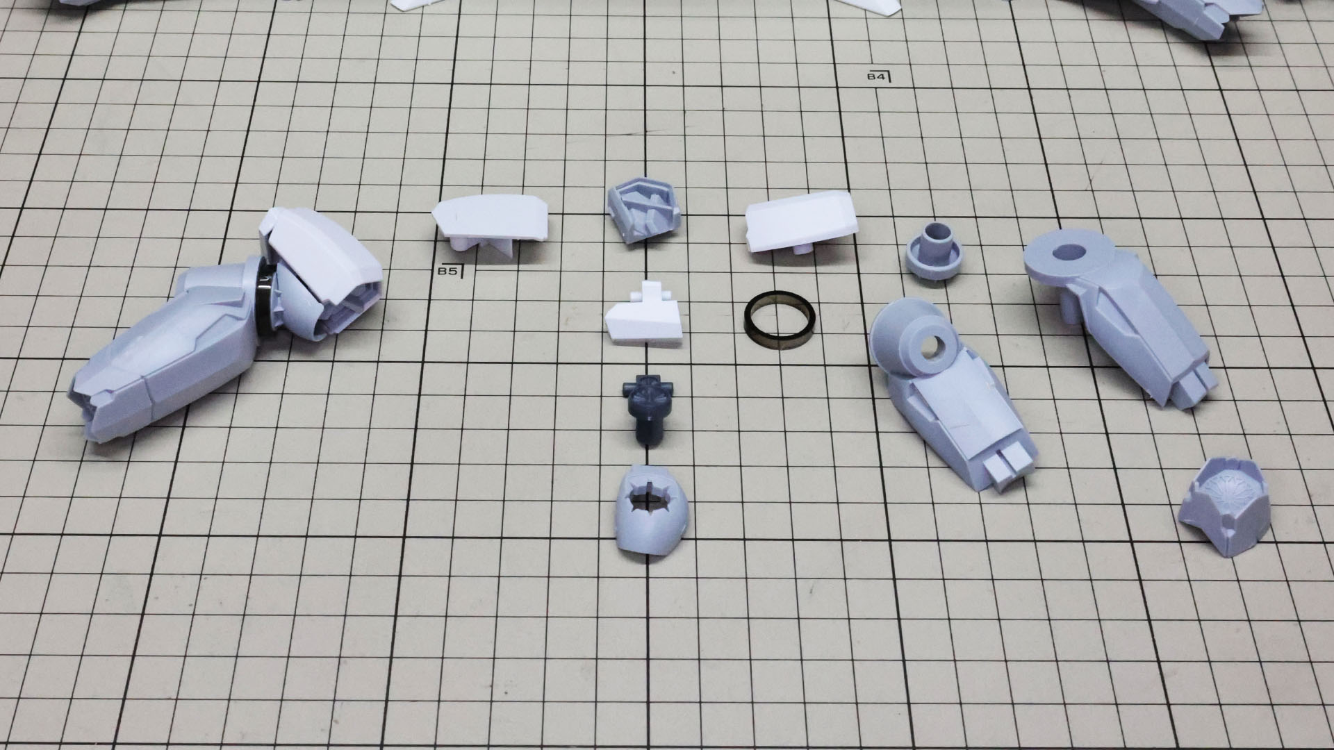 脚部には片側4基の推進機があります。ラストを組んでいきます