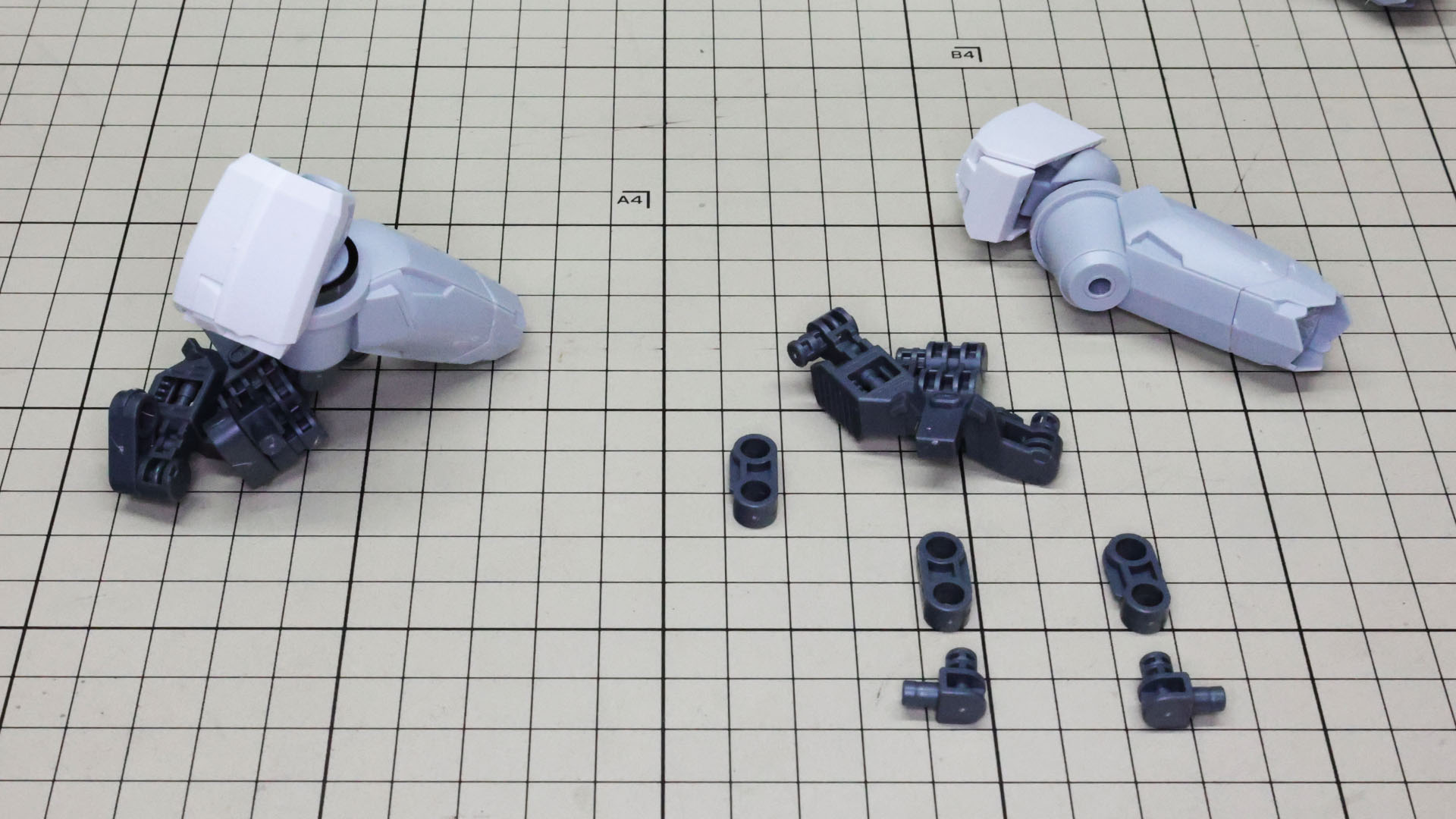 ここまで組んだ片側3基分をメカフレームで集合させます