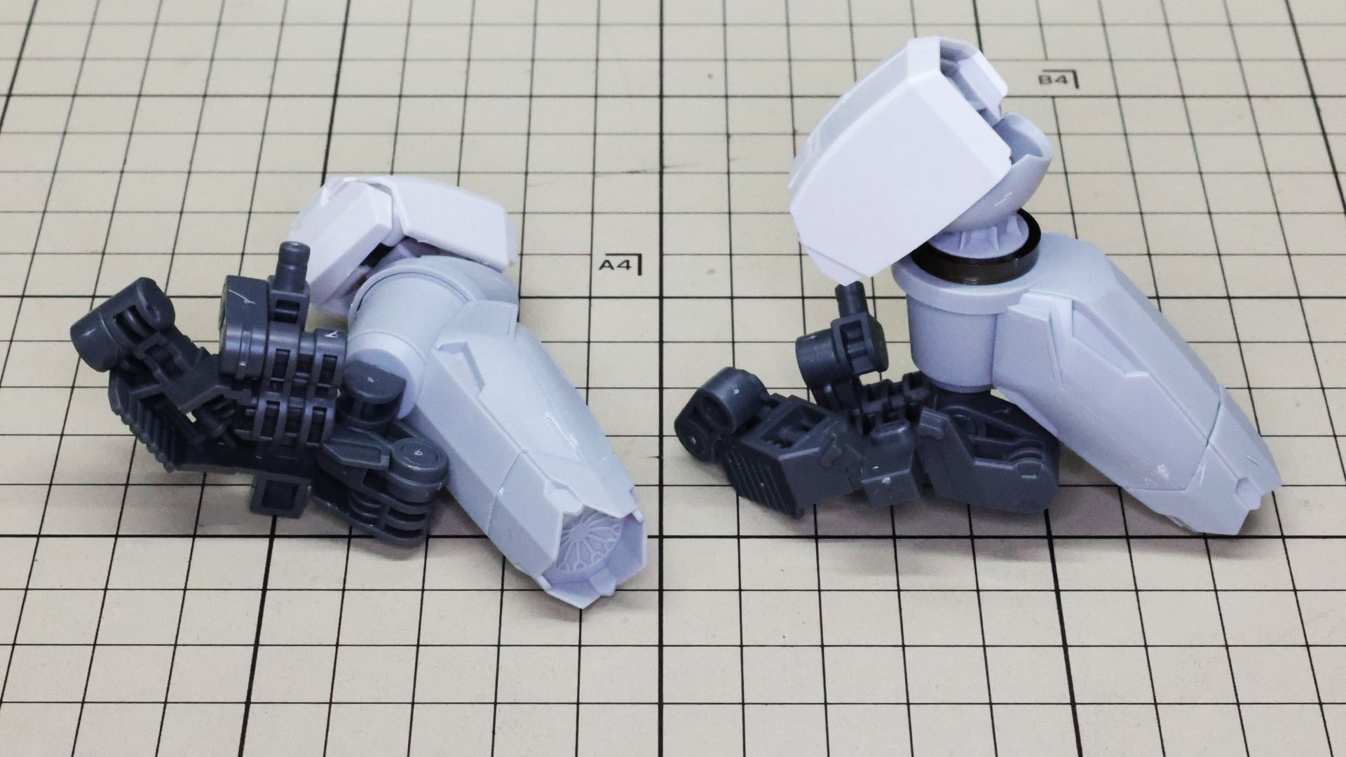 メカフレームに推進機を取り付けていきます