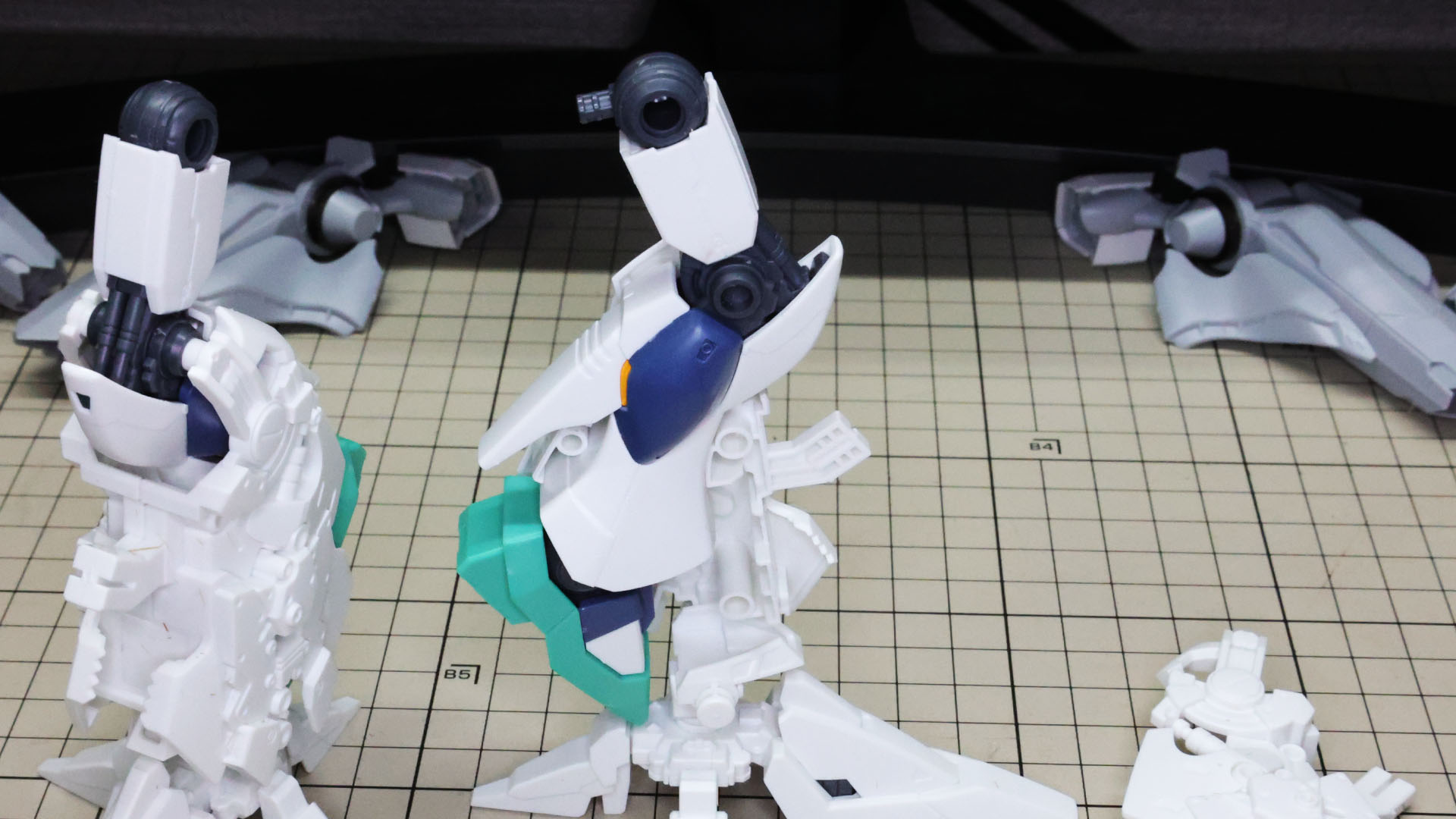 脚部本体を組んでいきます。量産型νガンダムの脚部は膝で荷重を支えつつ、背面にソールのノズルを向けるように収まります