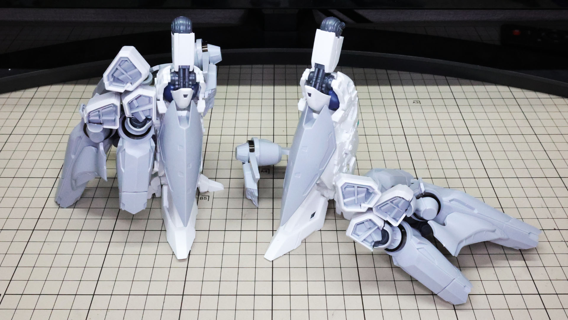 組んだ脚部本体の側面に取り付けます