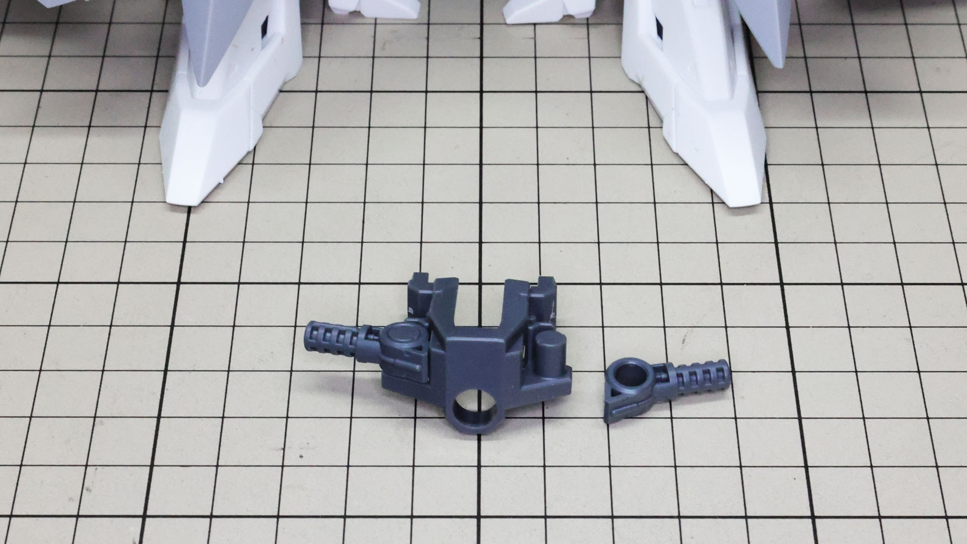 アリュゼウス時の股間パーツを用意します。大きく太い軸は重い脚が垂れ下がらないようにストッパーが付いています