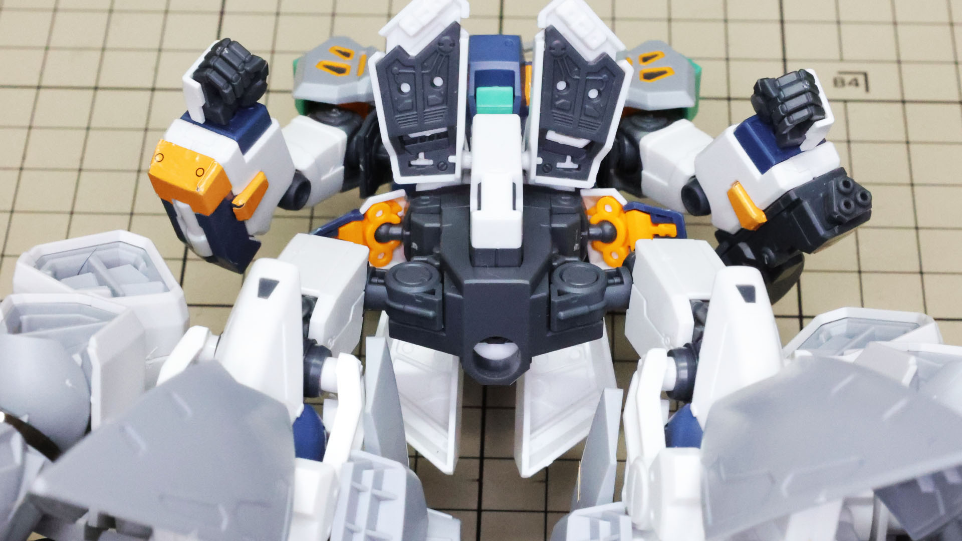 量産型νガンダム本体とドッキングさせます。がっちりとした専用設計でぐらつかずに好印象です