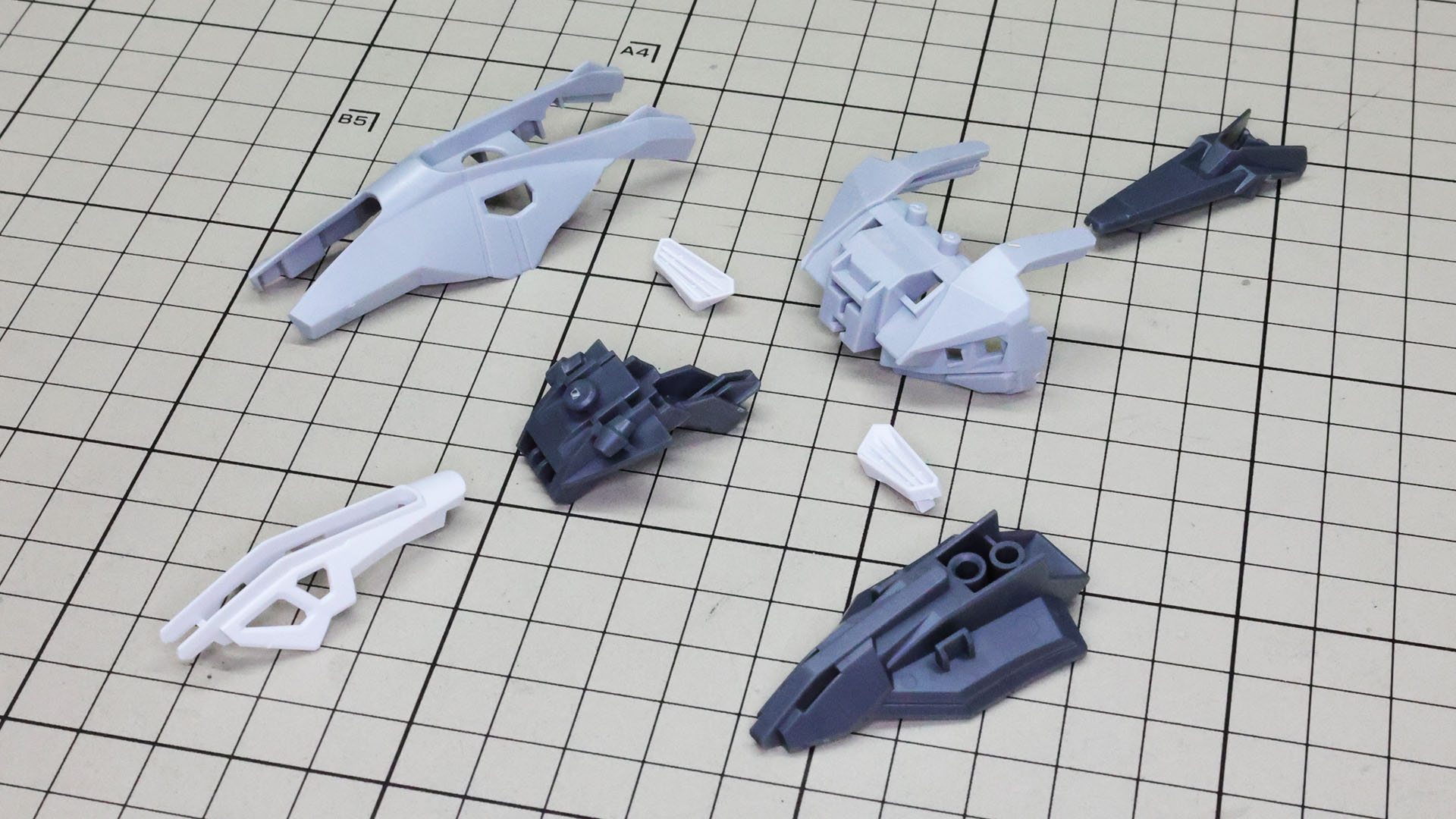 胸部増加装甲を組んでいきます。カラーでパーツ分けされていて絶妙なアールの表面で設計されています