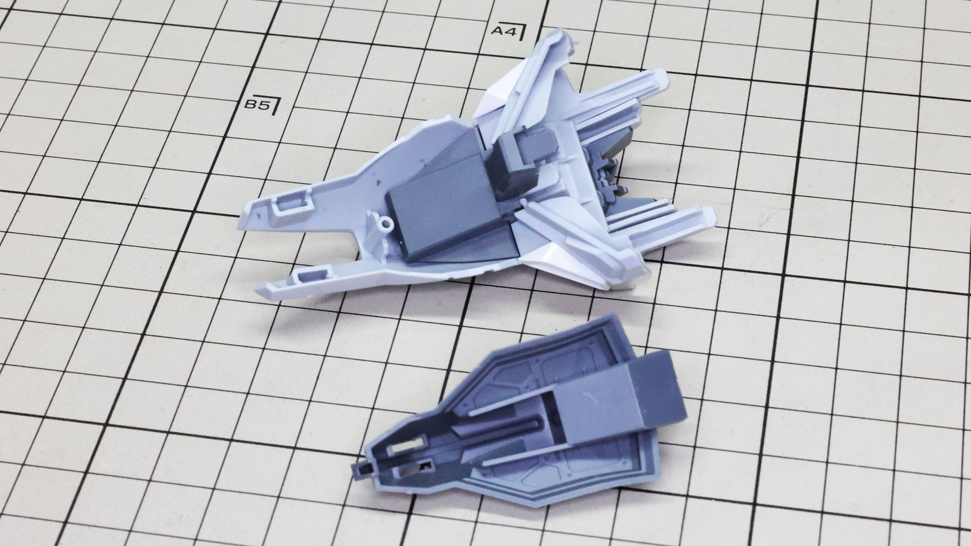 先端の裏はメカフレームを取り付けます