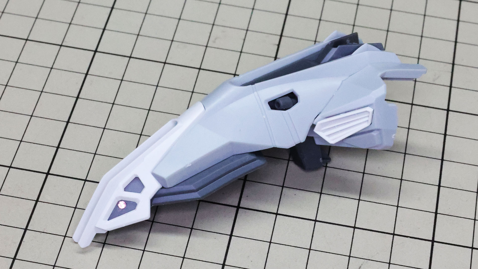 先端にはシールでモノアイを表現できます