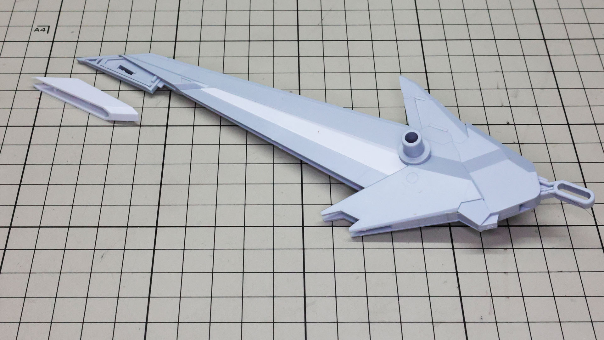 テール・スタビライザーにカラーパーツを取り付けていきます。先端のパーツはコの字の1パーツですが薄いので割らないように注意しましょう