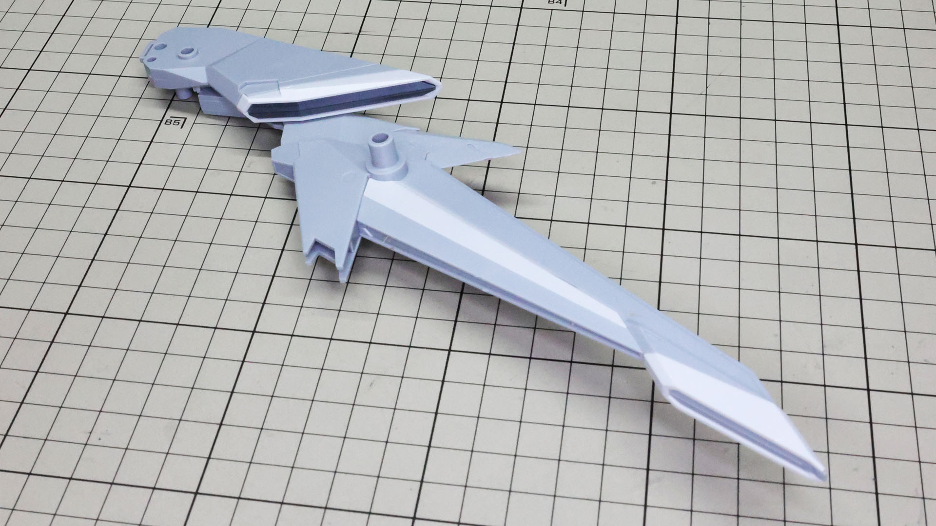 さらに上部に位置する別のスタビライザー、推進機と量産型νガンダムのリアアーマーの部分に来るミサイル内蔵の装甲を組んでいきます