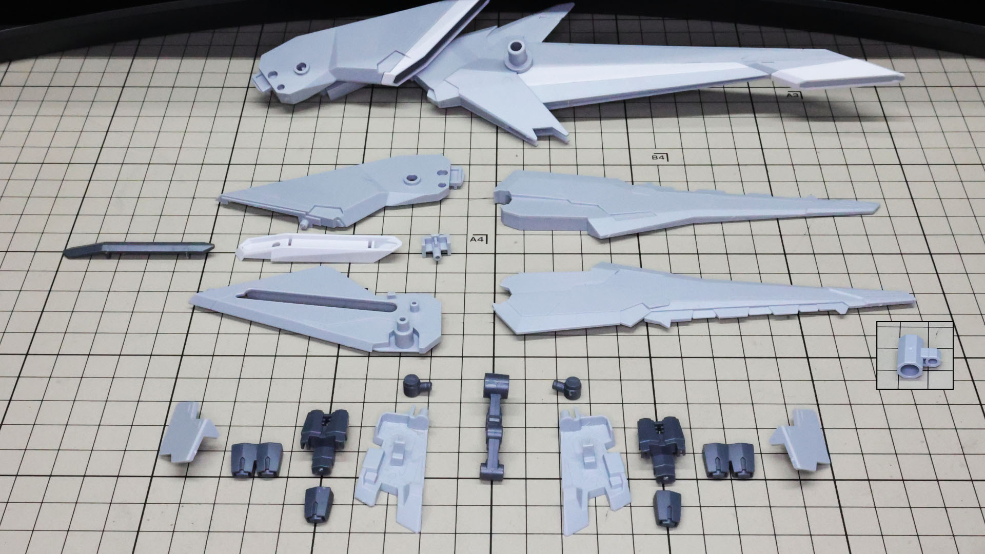 さらに上部に位置する別のスタビライザー、推進機と量産型νガンダムのリアアーマーの部分に来るミサイル内蔵の装甲を組んでいきます